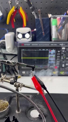 142K views · 4.6K reactions | How do Capacitors Work? #electronics #tinkering #maker #STEM #technology #tech #engineering #techtok #electronics #robot #robotics #arduino | Robonyx | Facebook