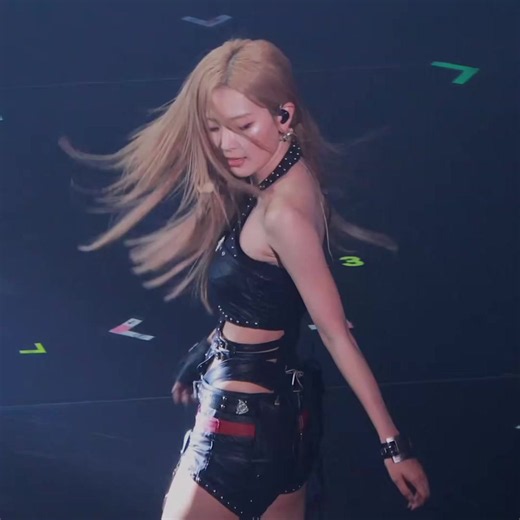SHE'S GETTING CRAZIER WITH EACH PERFORMANCE #seulgi #redvelvet #kpop #fyp #aseul