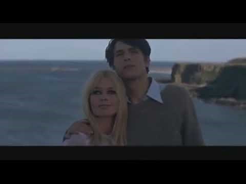 Brigitte Bardot chante « À la fin de l’été » (1964)