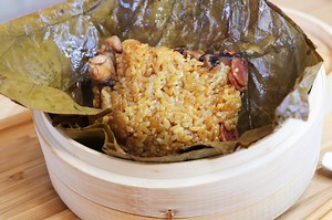 Chicken Sticky Rice in Lotus Leaf Written Recipe: http://cicili.tv/chicken-sticky-rice-in-lotus-leaf/ | CiCi Li