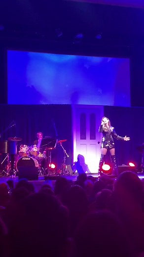 Anne Hathaway Sings 'Somebody to Love' by Queen at Broadway Fundraiser for Kamala Harris
