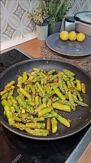 Zartes Seelachsfilet in Sahnesoße mit grünem Spargel