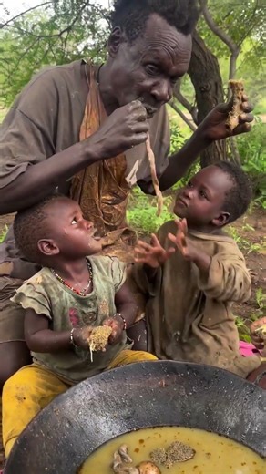 Grandfather and his grandchildren are enjoying chicken together😊African Foods #cooking #viral #short