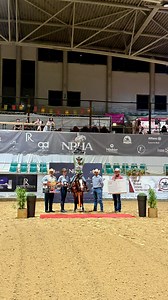 🏆 High Score in the Non Pro – 221! Congratulations to Georgia Wilk, who rode PRETTY WHIZ CHIC to an impressive score of 221, claiming the top spot in the Non Pro at the NRHA Breeders Derby 2025! 🎉 🇩🇪 PRETTY WHIZ CHIC was bred in Germany, adding extra meaning to this great performance. To honor this achievement and promote German breeding, Georgia received a €500 check, personally presented by DQHA President Stephan Göb. 🌟 A proud moment for the rider – and a strong statement for German Quar
