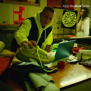 ASUS VIVOBOOK S TÔI LÀ TÂM ĐIỂM CÙNG GEN Z TỎA SÁNG VivoBook S13/S14/S15 mang đến thiết kế trẻ trung, phản ánh những sắc màu cá tính độc đáo của Gen Z, đồng thời đáp ứng được yêu cầu về hiệu năng của một thiết bị công nghệ dành cho lối sống năng động của giới trẻ, giúp Gen Z tỏa sáng & trở thành tâm điểm. ✅Tâm điểm cá tính với câu chuyện thiết kế của phím Enter viền vàng neon & các phiên bản màu độc đáo. ✅Tâm điểm phong cách với đặc trưng màn hình viền mỏng NanoEdge & tính di động xuất sắc trong