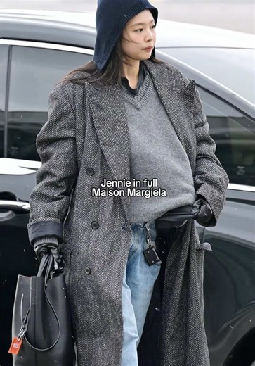 Jennie arriving at ICN Airport in full Maison Margiela outfit. 📸 topstarnews #jennie #blackpink #jennieblackpink #tiktokfashion #maisonmargiela