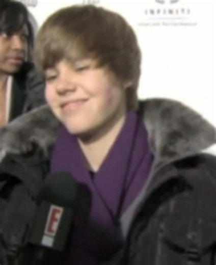 Justin Bieber Gets a Kiss from Rihanna — Fan Moment Explained