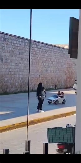 #Campeche I Gesto de bondad en el Centro Histórico de Campeche: joven regala felicidad a niña que vendía pulseras Un joven protagonizó un acto de bondad en la calle 8 del Centro Histórico de Campeche al invitar a una niña vendedora a pasear junto a su hija, regalándole un momento de alegría que se volvió viral. | Por Esto Online