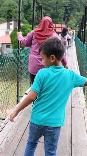 Did you know Kuantan is such a fun place? It’s just a 3.5-hour drive from Kuala Lumpur. It's perfect for a weekend getaway🙌 Credit : streetfoodking.youtube | Tourism Pahang