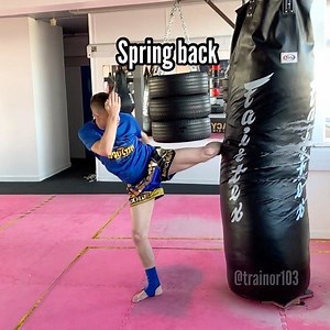 STEP & SPRING BACK LEFT KICK: Following on from my post yesterday here’s the left side. ⁣ ⁣ STEP BACK: again this is the most basic method and is mainly used when you’re moving back against an opponent that isn’t pressing forward....If you get someone who’s moving in fast then this won’t be quick enough as you’ll potentially get jammed up⁣ ⁣ SPRING BACK: This is the method you have to use you when you need to kick fast while moving backwards and when you need to quickly make room when in the mid