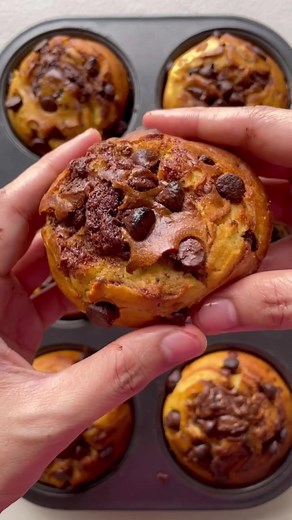 Chocolate Chip Muffin w/ Nutella filling ☕️🧁🌰 Ingredients: * 1 3/4 cups all-purpose flour * 1/2 cup granulated sugar * 1/4 cup unsalted butter, melted * 2 large eggs * 1 cup buttermilk or 1 cup milk 1 tbsp vinegar * 2 tsp baking powder * 1/2 tsp baking soda * 1/2 tsp salt * 1 tsp vanilla extract * 1 cup chocolate chips * nutella spread ( OPTIONAL ) Instructions: * Preheat your oven to 375°F (190°C) and line a muffin tin with paper liners or grease it. * In a large bowl, whisk together the flou
