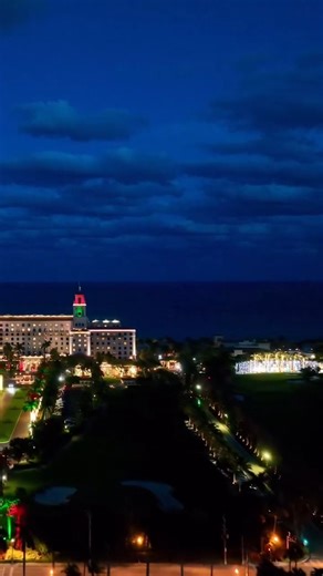 The Palm Beaches on Instagram: "Christmas at @thebreakers feels like stepping into a seaside holiday dream ✨🎄 From twinkling lights and grand décor to ocean views this is how Palm Beach does the holiday season. #ThePalmBeaches #LOVEThePalmBeaches 📍Palm Beach, FL 📹 @buzzabove"