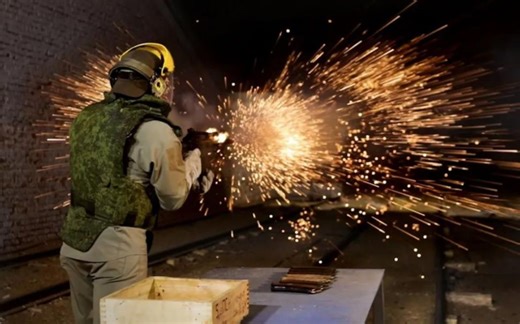 实拍俄AK-12步枪连射680发 枪管冒火燃烧-完整版