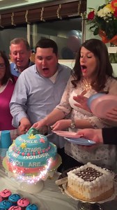Twins gender reveal cake: Pink or blue? 🎥 DomandViv15 | Pregnant Life