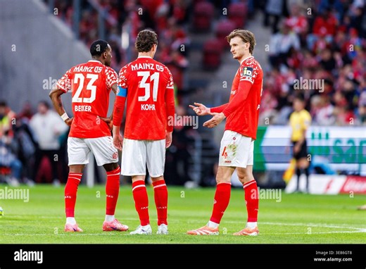 MAINZ, DEUTSCHLAND - APRIL 12: Dominik Kohr (1. FSV Mainz 05, 31) and Stefan Posch (1. FSV Mainz 05, 4) chatting during the Bundesliga match between 1. FSV Mainz 05 vs. SC Freiburg at MEWA Arena on matchday 29 of the 1. Bundesliga on April 12, 2026 in Mainz, Deutschland.   DFL REGULATIONS PROHIBIT ANY USE OF PHOTOGRAPHS AS IMAGE SEQUENCES AND/OR QUASI-VIDEO Stock Photo - Alamy