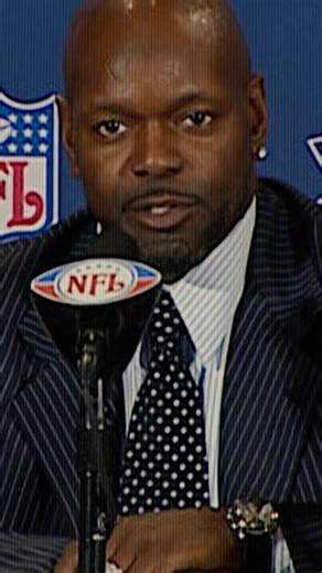 “I’m bawling. Crying like a baby. ... It broke my heart into 1,000 pieces.” 💔 When Emmitt Smith returned to play against the Cowboys in his first year in Arizona, he knew he had to retire as a Dallas Cowboy 🥺 America’s Team: The Gambler and His Cowboys is now playing #DallasCowboys #NFL #JerryJones | NetflixSports