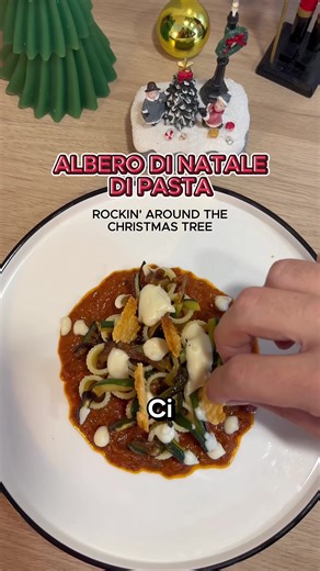 Ci sono canzoni che accendono il Natale. E piatti che lo mettono in tavola 🍝🎄 Questo albero di Natale di pasta al pesto di pomodorini nasce mentre Rockin’ Around the Christmas Tree gira in sottofondo: paccheri che diventano rami, zucchine come aghi verdi, crema di parmigiano come neve appena caduta. Una ricetta natalizia creativa, da ballare in cucina e condividere a tavola, perché il cibo – come la musica – è ancora più buono quando crea atmosfera 🎶 Cosa serve: paccheri corti pesto di pomodo