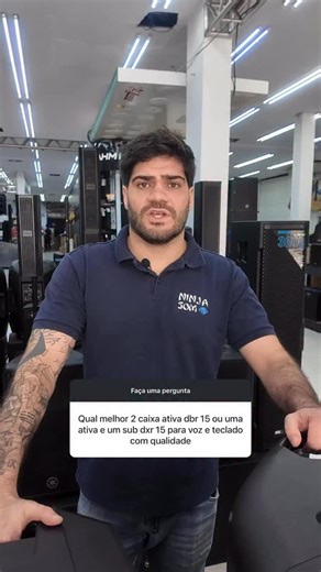 O que é melhor pra voz e teclado: duas Yamaha DBR15 ou uma DXR15 subwoofer? 🎤🎹 A resposta é: depende do que você busca. 👇 ‣ Uma DXR15 com sub vai entregar mais peso nos graves e um som cheio, ideal pra quem quer impacto. ‣ Já duas DBR15 trazem mais clareza nos médios e agudos, além de espalharem melhor o som no ambiente. ‣ E vale lembrar: caixas de 15” já têm graves bem potentes, então nem sempre o sub é obrigatório. Quer entender qual configuração é ideal pro seu setup? Passe em uma de nossa