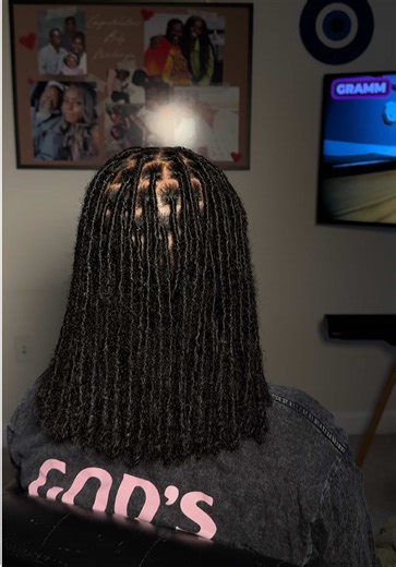 Before ~> after of my hand-wrapped faux locs 😍 This install took 4 hours! Style to book: Short faux locs •Clean and intentional parting sets the foundation for a flat install. •Each loc is wrapped by hand to control weight, tension, and consistency. •The goal is a lightweight install that protects your natural hair and feels comfortable immediately. #dmvfauxlocs