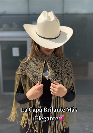 La Capa brillante más elegante: cómo llevarla y combinarla