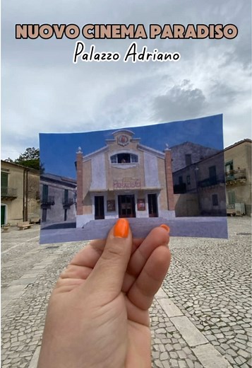 🏅Giuseppe Tornatore ha girato il celebre Nuovo Cinema Paradiso a 📍Palazzo Adriano, un suggestivo borgo siciliano le cui piazze e scorci hanno fatto da sfondo al film. Per raggiungere Palazzo Adriano da Palermo, percorri la SS118 in direzione Corleone e prosegui seguendo le indicazioni, per un viaggio di circa 1 ora e 30 minuti in auto.✈️ #traveltok #cineturismo #palazzoadriano #giuseppetornatore #nuovocinemaparadiso #visitsicilia