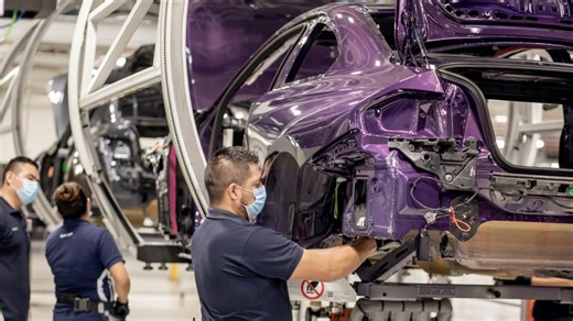 Una boda cada dos minutos y 450 coches al día: así es una fábrica por dentro