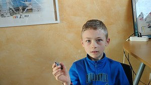 Les fractions niveau CE2 à CM2. Renforcer la mémoire de travail, l'attention soutenue et divisée à partir d'une procédure de traitement automatisée. Ici, il s'agit de renforcer la mémoire de travail au moyen d'une image mentale qui doit être maintenue en mémoire à court terme. Le postulat consiste à augmenter l'empan (nombre d'items en mémoire de travail) de la mémoire de travail sur des mécanismes réputés complexes que sont les fractions. Ce type d'exercice peut être soumis en classe dans une d