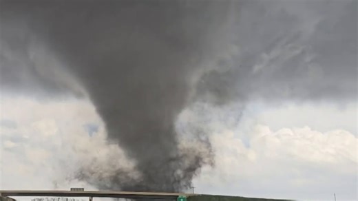 Deadly, destructive tornado rips through Kansas town