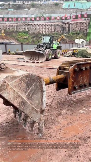 Bagger hilft Bagger: Montage des Hydraulikhammers