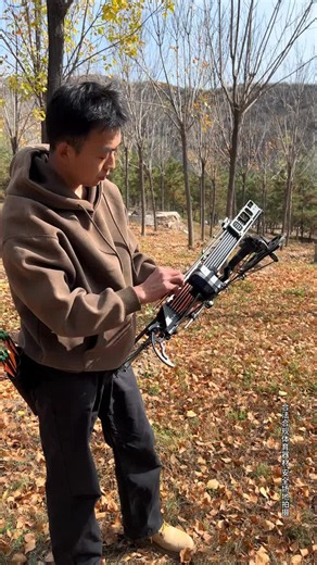 Chinese-made compound bow setup that can fire arrows continuously, allowing you to quickly blanket the area with firepower. If you're interested, hit me up.#archery #bow #compoundbow #outdoor #NIUT