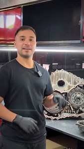 Muchos dicen que la caja e-CVT de Toyota no lleva mantenimiento… pero déjame decirte que no es tan así ⚠ Aunque no tenga embragues ni cuerpo de válvulas, la e-CVT sí utiliza fluido. Y ese fluido se degrada, pudiendo generar sobrecalentamiento en el MG1 o MG2 🔥⚙ 👉 Intervalo recomendado: cada 3 años o 60.000 km como máximo. La transmisión e-CVT también necesita cuidado para lubricar el sistema planetario y los dos motores eléctricos ⚡🔧 Si tenés un Toyota híbrido, te recomendamos hacer un manten