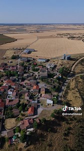 ¡ALMADRONES: EL CORAZÓN SECRETO DE LA ALCARRIA! 💚 Entre campos de cereales y cielos infinitos, ¡así late Almadrones! 🌄 Este pueblito de Guadalajara es pura esencia castellana: 🔸 Calles de piedra que cuentan historias de siglos. 🔸 Naturaleza salvaje para perderte (¡y encontrarte!). 🔸 Tranquilidad que rejuvenece el alma. ¿Sabías que está junto a la A-2? ¡Parada obligatoria si vas a Madrid o Zaragoza! 🚗💨 📸 No te pierdas: - Su iglesia de San Pedro Advíncula. - Las vistas desde el altozano. -