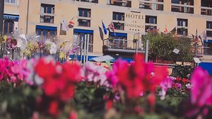 📍 Point Météo Aujourd'hui le vent souffle un petit peu, mais le soleil nous accompagne toujours ! 😊🌹🌞 #hrvpm #choosemarseille #fleurs #vent #wind #flowers #fifties #provence #soleil #sun #beautemps #marseille #marché | Hotel La Résidence du Vieux-Port