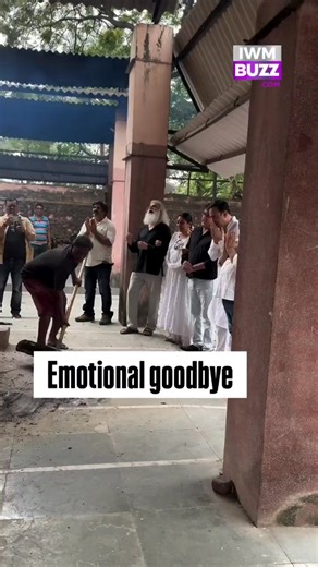 An emotional moment as Sarabhai vs Sarabhai cast — Rupali Ganguly and Sumeet Raghavan — bid a tearful goodbye to Satish Shah. 💔 #SatishShah #RIPSatishShah #sarabhaivssarabhai #RupaliGanguly#SumeetRaghavan #BollywoodLegend | IWMBuzz