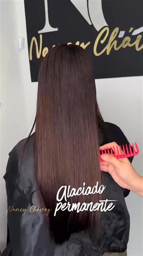 Tenemos diferentes tipos de alaciado según lo que tu cabello necesite ✨ 💆‍♀️ Alaciado Permanente — lacio natural, sin frizz y sin plancha por meses. 🪞 Alaciado Japonés — liso extremo tipo espejo desde raíz hasta puntas. 💧 Nanoplastia — reestructura, alacia y deja brillo intenso sin maltratar. 🌿 Biolisso — ideal para cabellos decolorados, alacia mientras hidrata. ✨ Antifrizz — controla volumen y esponjado sin dejarlo totalmente lacio. Agenda tu valoración y te recomiendo el ideal para ti 💖 �