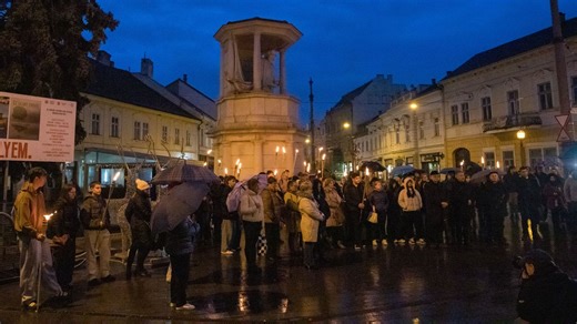 Fáklyás megemlékezést tartottak Lévay József születésének évfordulójára - képek és videó