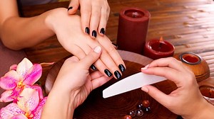 पार्लर जाने की बजाए घर पर ऐसे करें मैनीक्योर, इन टिप्स को करें फॉलो | easy tips to manicure at home | Herzindagi