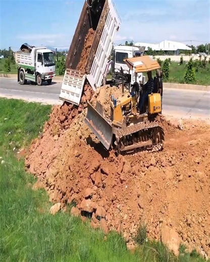 Fascinating project in action – KOMATSU D20P Dozer pushing soil and stone beside the highway | Excavator Bulldozer