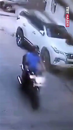 Hindistan'da üzerine ağaç devrilen motosikletli kaskı sayesinde kurtuldu