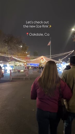 ⛸️❄️ The season is OFFICIALLY here! If you haven’t been to Downtown Oakdale yet this December, you are missing out on major small-town magic. ✨ @asmalltownchristmas has transformed the corner of Yosemite & G St (right by Wood Park!) into a winter wonderland with the new Julia Haidlen Memorial Ice Rink. Whether you’re a pro on the ice or just gripping the wall (we don’t judge! 😉), this is the perfect spot for date night, family photos, or just soaking up those Hallmark movie vibes right here in 