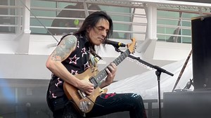 Watch: EXTREME's NUNO BETTENCOURT Performs 'Rise' Guitar Solo Live For First Time