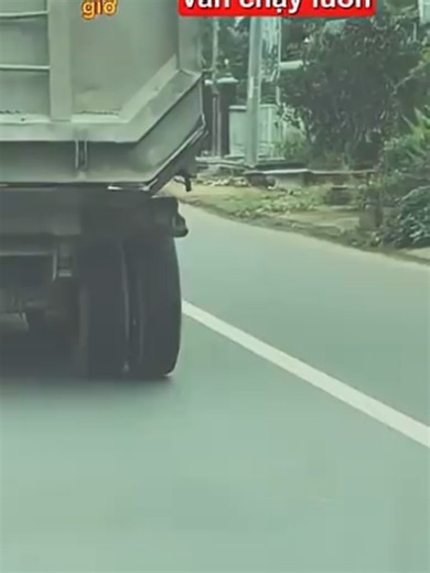 Dump Truck Driving Fast After Losing a Tire — What Happened?