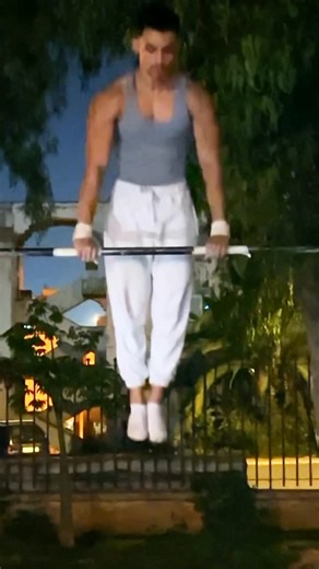 Amine on Instagram: "End of workout 🪫 Sets:1pull/1muscleup*5 3muscleup 10dips 10 pullups #reels #calusthenicsworkout #fypシ #muscleup"