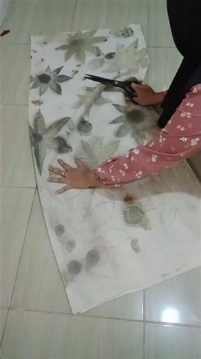 Cutting eco-friendly ecoprint fabric for pillowcase making✂️