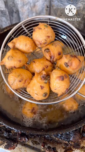 ఇలా చేస్తే ప్లేట్ మొత్తం ఖాళీ #food #foodshorts #shortvideo #streetfood #punugulu #cravings #foodie