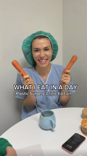 Hoje mostramos o que a Team LMR come num dia 🤭 é tudo uma questão de equilíbrio 🥣🥗🥐🍩 #lmrcirugiaplastica #cirurgiaplastica #plasticsurgeon #plasticsurgery #whatieatinaday #fakevsreality #food #funny #viral #trend | Luísa Magalhães Ramos - LMR Cirurgia Plástica