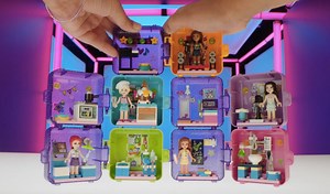 【LEGO® 女生 #入門系列】隨身帶住Play Cubes♥ 今年情人節送俾小情人有咩選擇呢？立即同大家開箱LEGO®Friends 遊戲寶盒啦！色彩繽紛嘅遊戲寶盒，內藏 #神秘寵物🐰，盒盒打開都抽到唔同 #驚喜😍！最重要係 #外型小巧，#收納方便，仲唔儲齊晒5 款遊戲寶盒帶出街周圍去！💃🏻 系列包括多個小場景 #蛋糕店 🍰 、 #舞台🎤或 #飾物店等，多款小配飾加埋靚靚貼紙，等女仔可以發揮創意，打造出小小世界💒，絕對係女仔入門LEGO®嘅好選擇💎 #遊戲寶盒 #PlayCubes #Friends #LEGOHK | LEGO