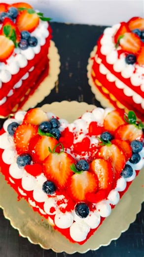 AMRA | Pentru Ziua Iubirii, spunem „Te iubesc” în cel mai dulce mod posibil ❤️ Torturile noastre în formă de inimă sunt create special pentru a... | Instagram