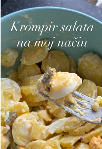 Ovako ja pravim krompir salatu. Tako sam vidjela od svoje strine iz Njemačke i od tada je uvijek pravim na ovaj način. Skuham krompire u ljusci. Kada se ohlade, ogulim krompire i isiječem ih na kriške. Dodam kisele krastavce, kuhana jaja i crveni luk. Posebno napravim dresing od vode od kiselih krastavaca i majoneze, dodam začine po želji, pa sve zajedno pomiješam. I to je moja krompir salata. #krompirsalata #domacirecept #kartoffelsalat #salata #receptdana