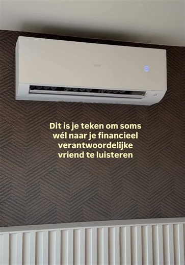 “Een paar duizend euro uitgeven aan zo’n lelijk ding aan de muur…. Pffff ik ga liever op vakantie hoor “😂 Zonde van t geld vond ik vorig jaar, maar nu toch wel heel blij dat we het geld geïnvesteerd hebben in een airco die er voor zorgt dat we deze code rood koeltjes doorkomen. Ik ga mn kippenvelletje buiten even roosteren en ga dan weer in mn koelcel liggen 🍗☀️🔥😜 Stay calm, cool & hydrated today lieverds ❄️ #airco #airconditioner #dutchweather #coderood #homeimprovement